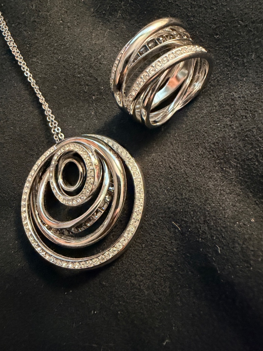 NEW Swarovski Crystal Circle Pendant Necklace and Ring Set